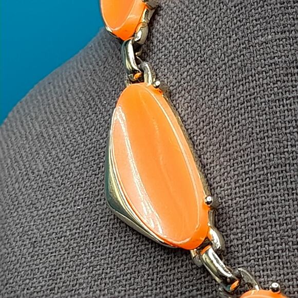 Vintage Orange Lucite Choker Necklace, Gold Tone, 1950s Vintage Jewelry - Picture 4 of 10
